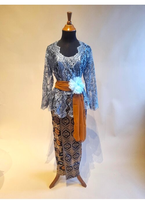 Kebaya hemelsblauw met bijpassende sarong en selendang
