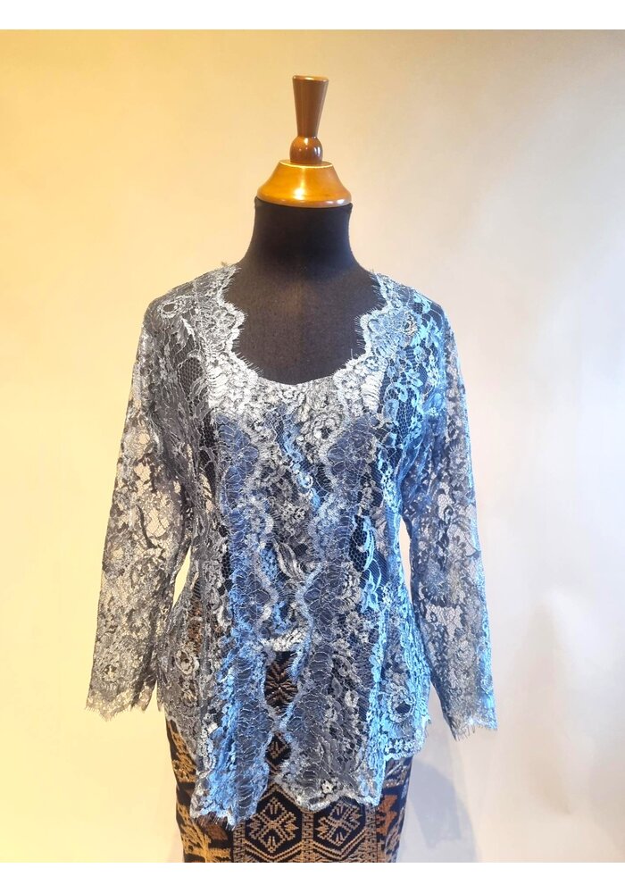 Kebaya hemelsblauw met bijpassende sarong en selendang