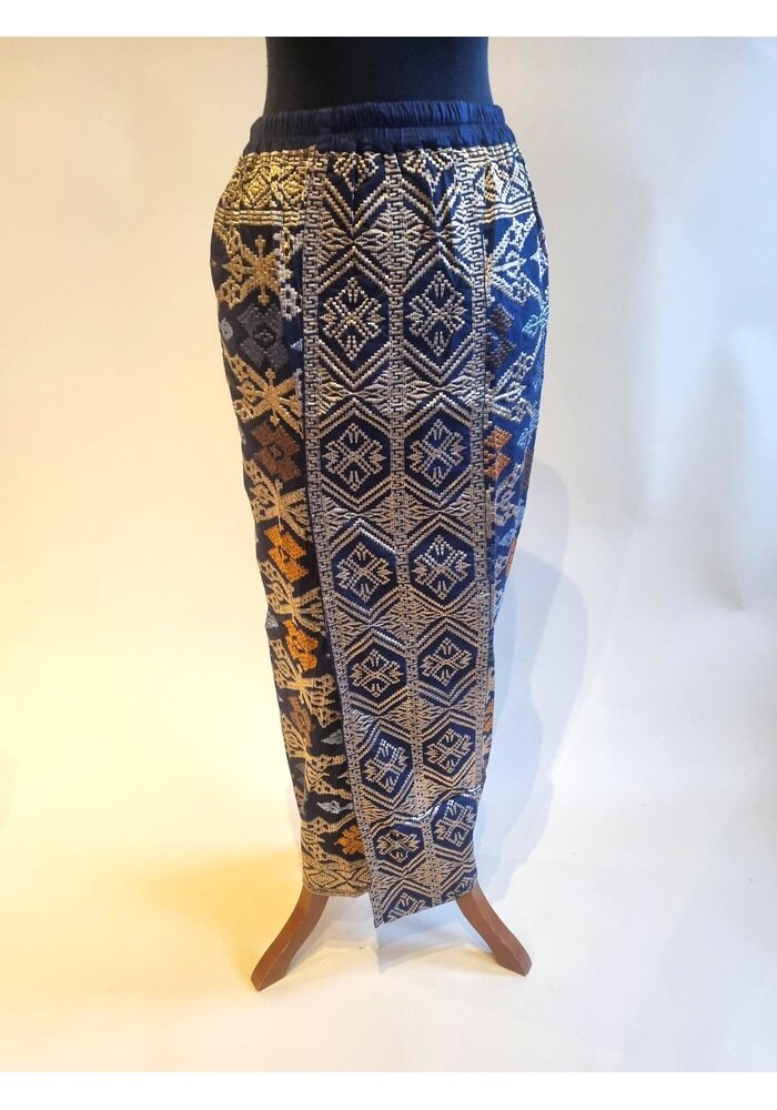 Kebaya hemelsblauw met bijpassende sarong en selendang