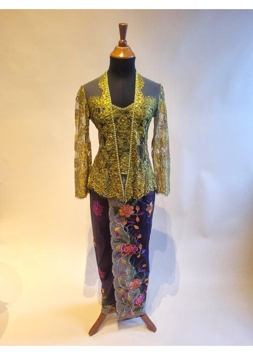 Kebaya elegant olijfgroen met bijpassende sarong