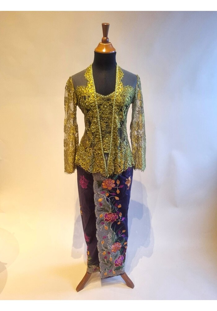 Kebaya elegant olijfgroen met bijpassende sarong