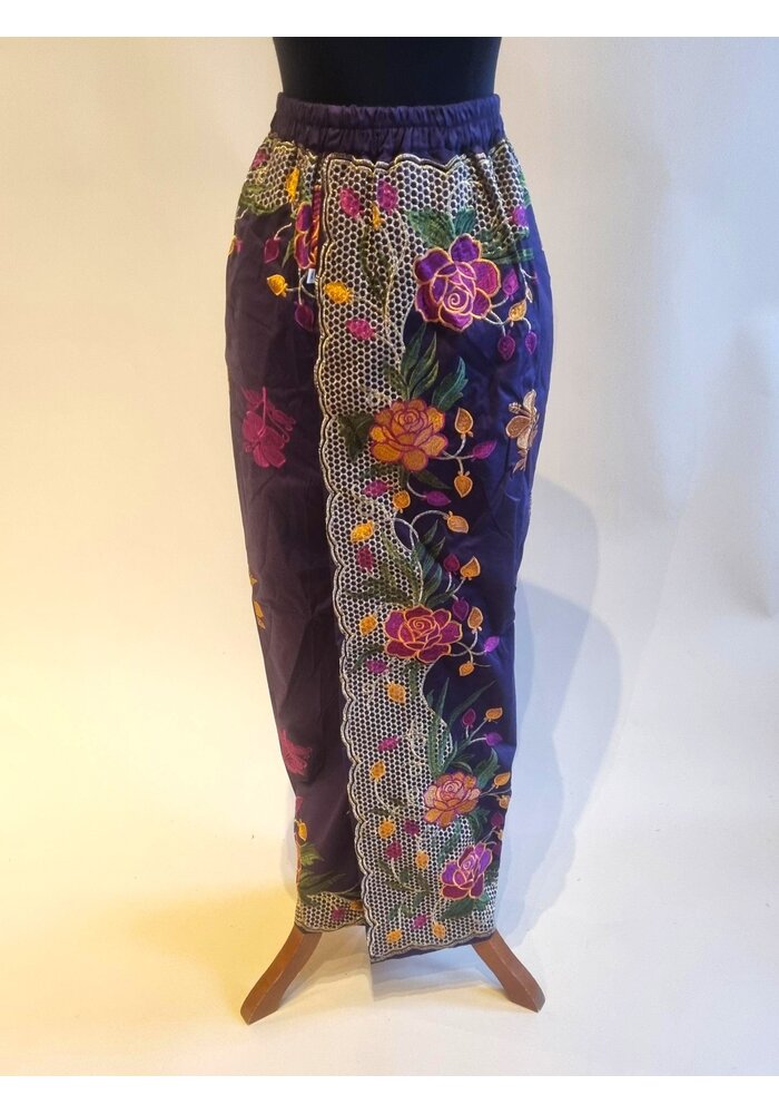 Kebaya elegant olijfgroen met bijpassende sarong