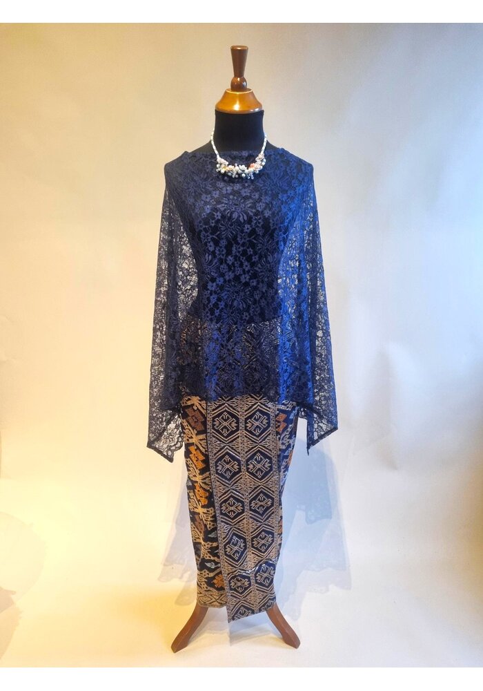 Kebaya cape navy blue met bijpassende sarong