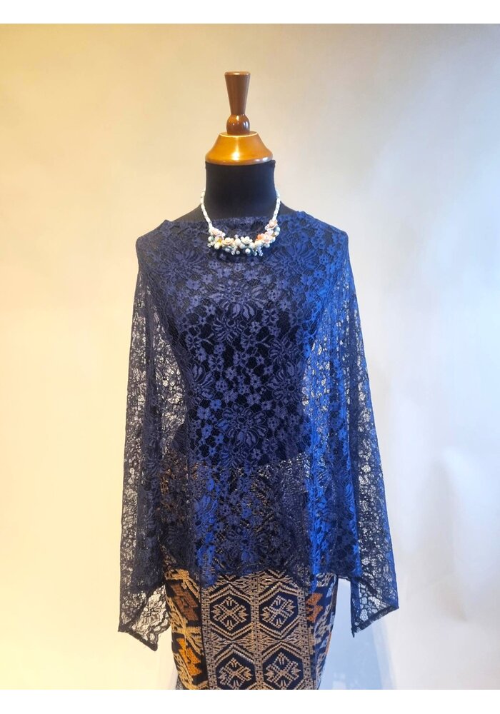 Kebaya cape navy blue met bijpassende sarong
