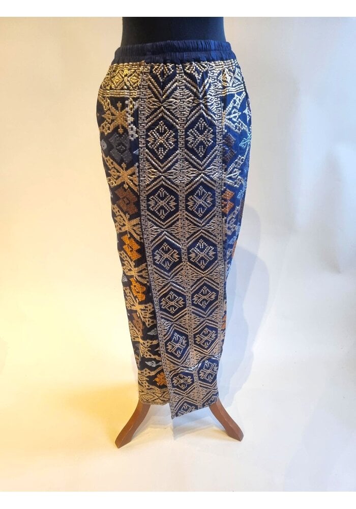 Kebaya cape navy blue met bijpassende sarong