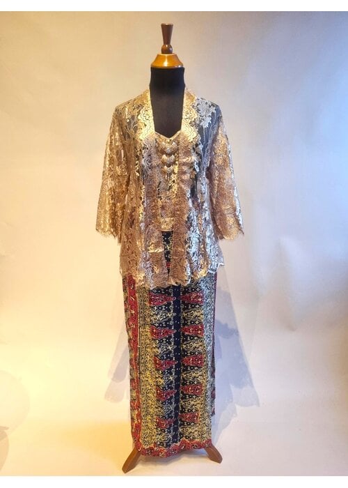 Kebaya beige glossy met bijpassende sarong