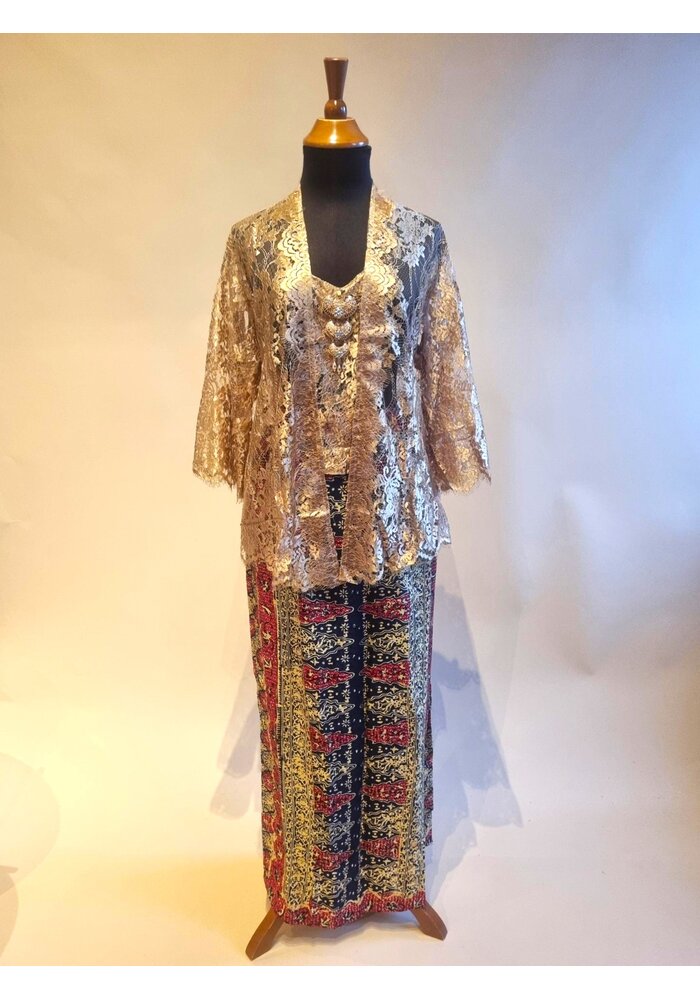 Kebaya beige glossy met bijpassende sarong