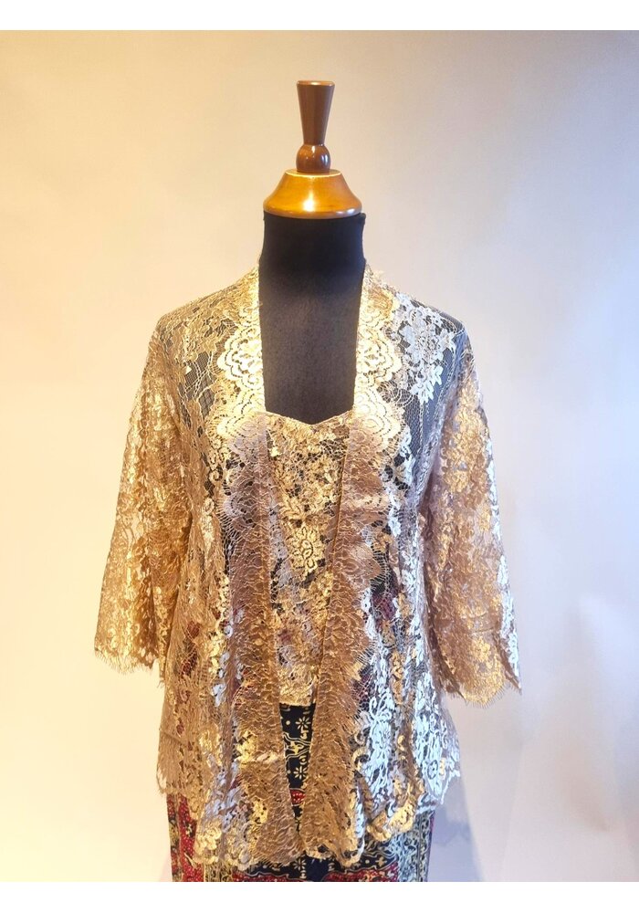 Kebaya beige glossy met bijpassende sarong