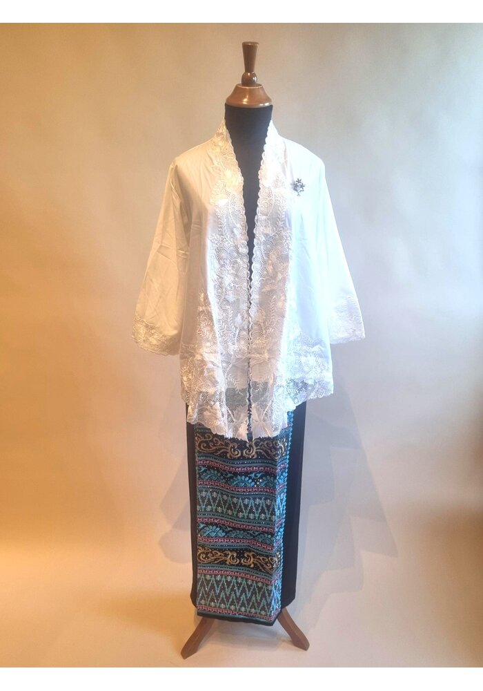 Kebaya outer wit met bijpassende wikkel rok
