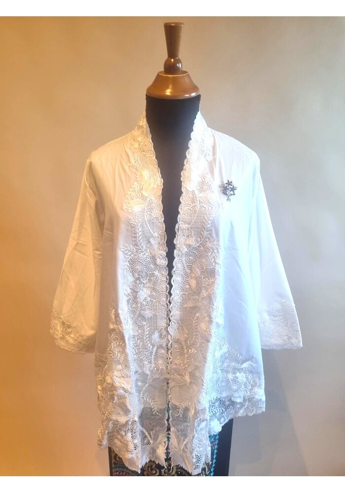 Kebaya outer wit met bijpassende wikkel rok