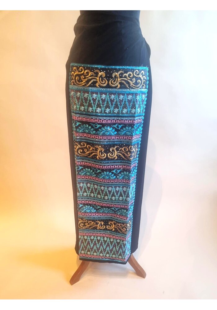 Kebaya outer wit met bijpassende wikkel rok