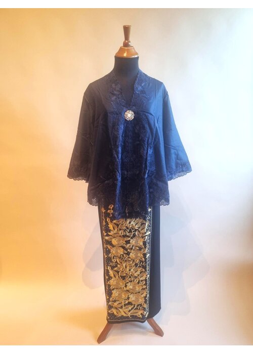 Kebaya outer navy blue met bijpassende wikkel rok