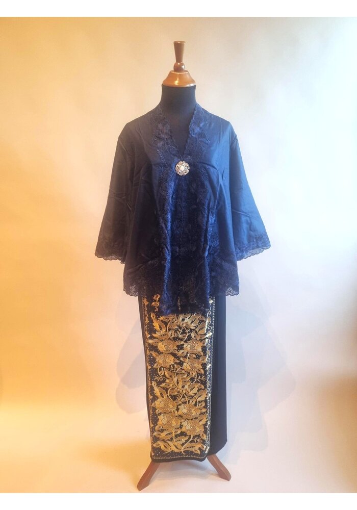 Kebaya outer navy blue met bijpassende wikkel rok