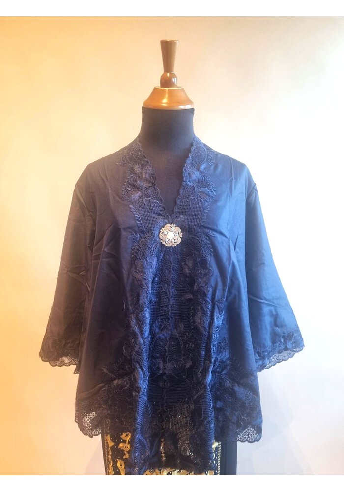 Kebaya outer navy blue met bijpassende wikkel rok