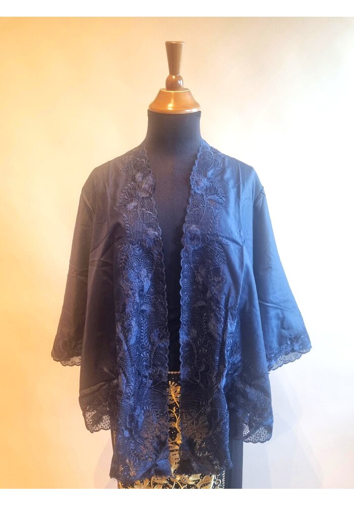 Kebaya outer navy blue met bijpassende wikkel rok