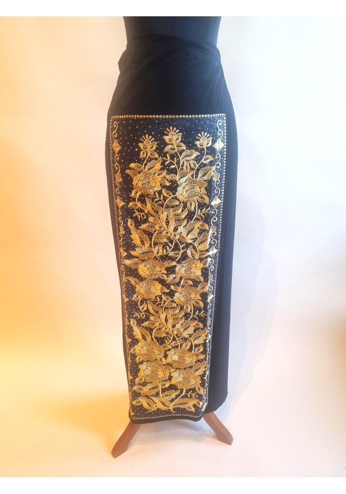 Kebaya outer navy blue met bijpassende wikkel rok