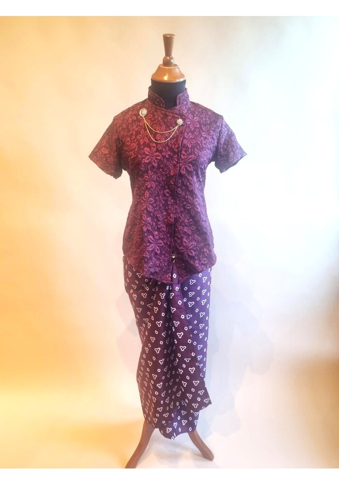 Kebaya janggan korte mouw met bijpassende wikkel rok
