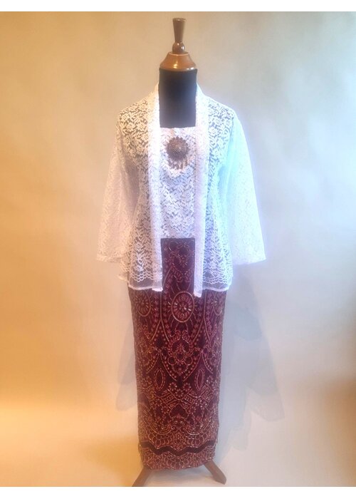 Kebaya klassiek wit met bijpassende rok