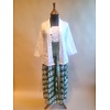 Kebaya klassiek wit met bijpassende sarong parang