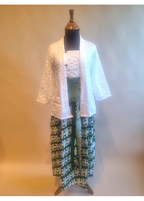 Kebaya klassiek wit met bijpassende sarong parang