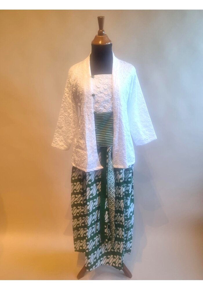 Kebaya klassiek wit met bijpassende sarong parang