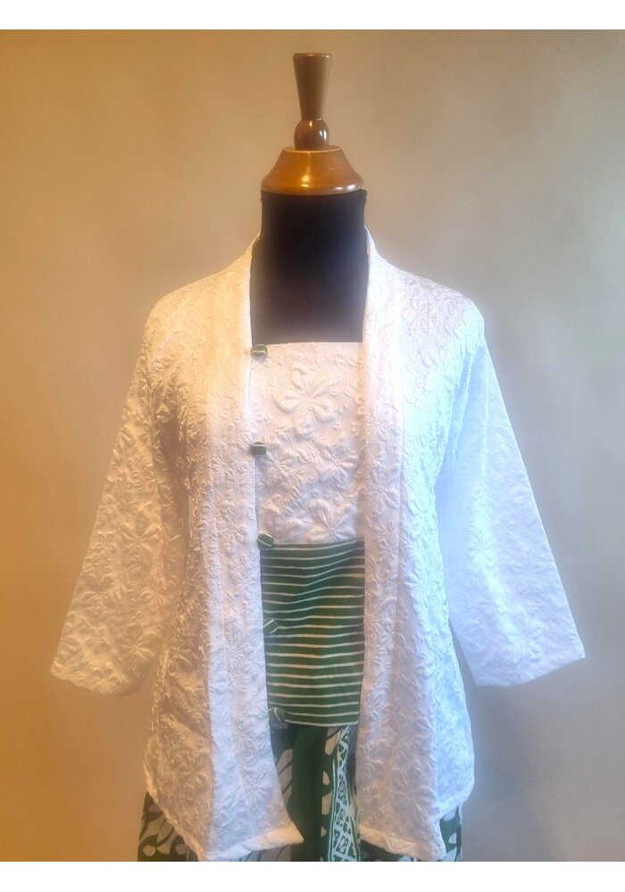 Kebaya klassiek wit met bijpassende sarong parang