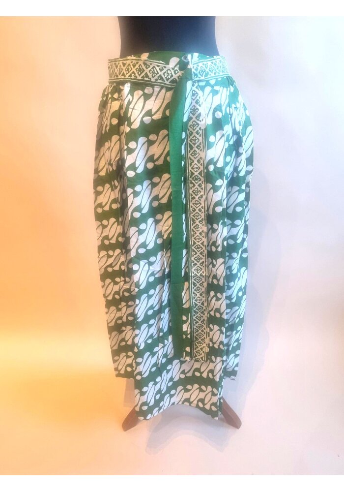 Kebaya klassiek wit met bijpassende sarong parang