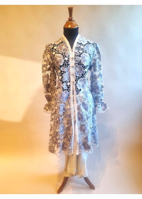 Kebaya modern licht grijs met bijpassende wikkel rok