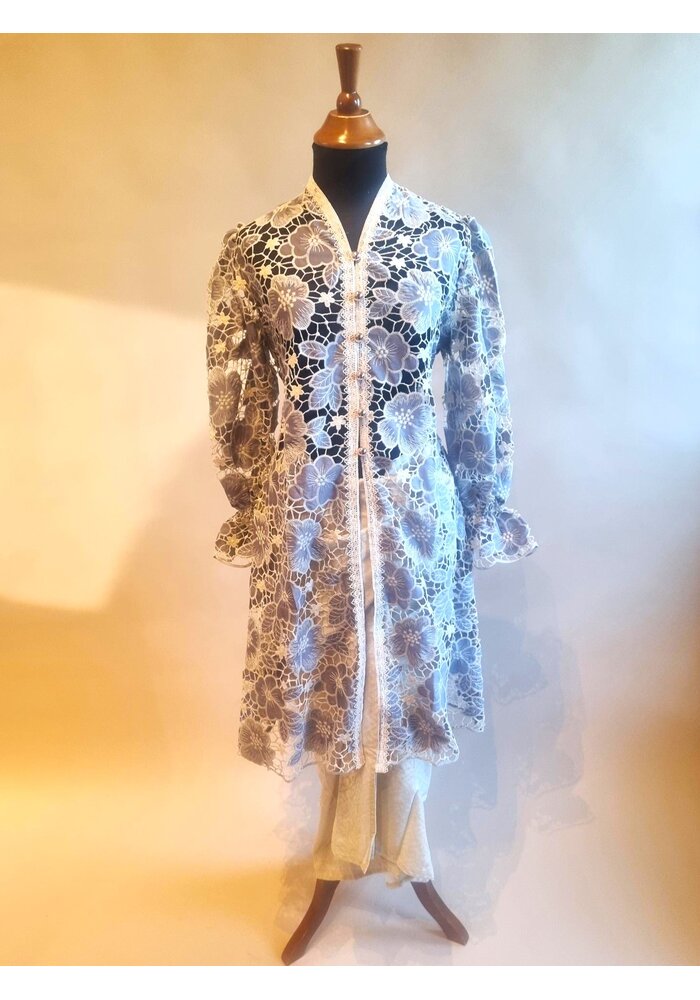 Kebaya modern licht grijs met bijpassende wikkel rok