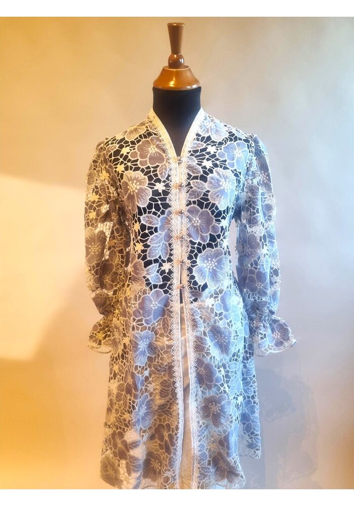 Kebaya modern licht grijs met bijpassende wikkel rok