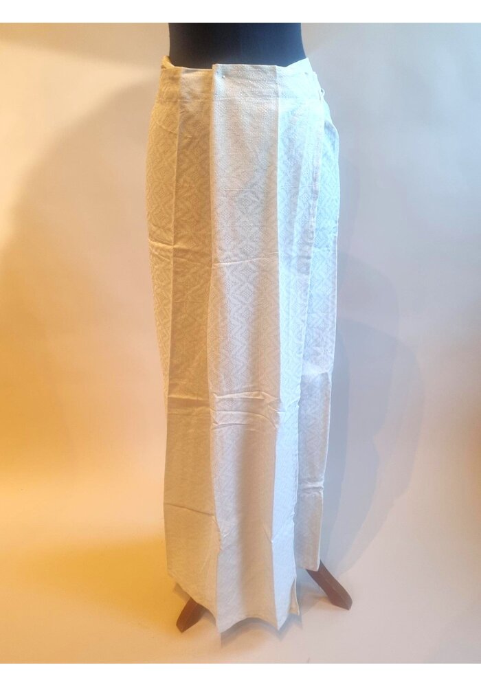 Kebaya modern licht grijs met bijpassende wikkel rok