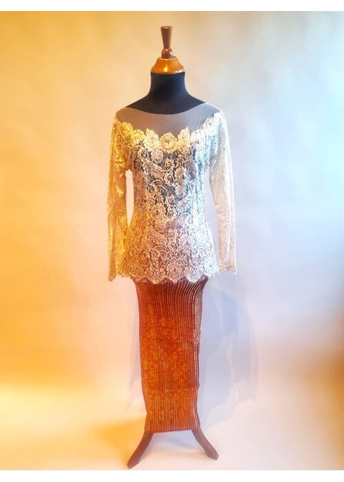 Kebaya modern beige met bijpassende rok plissé