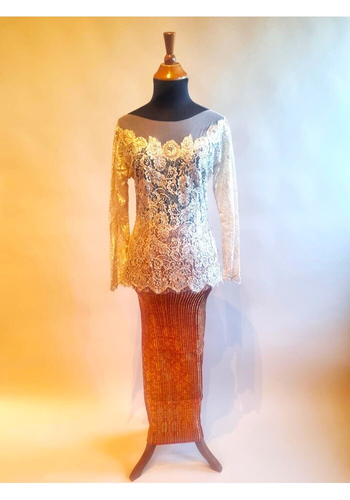 Kebaya modern beige met bijpassende rok plissé