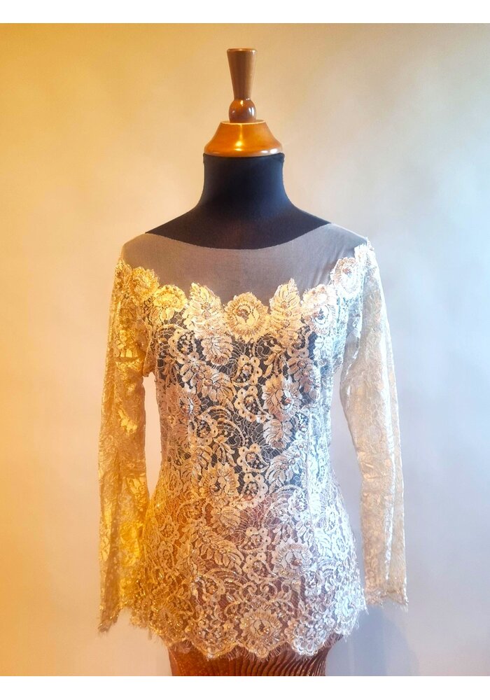 Kebaya modern beige met bijpassende rok plissé