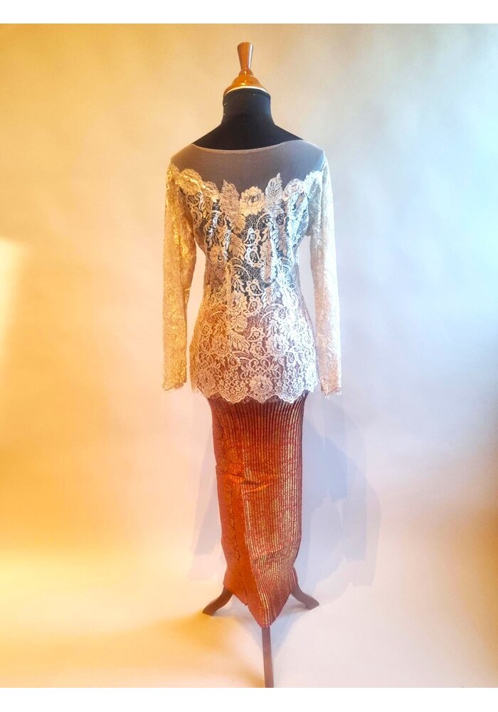 Kebaya modern beige met bijpassende rok plissé