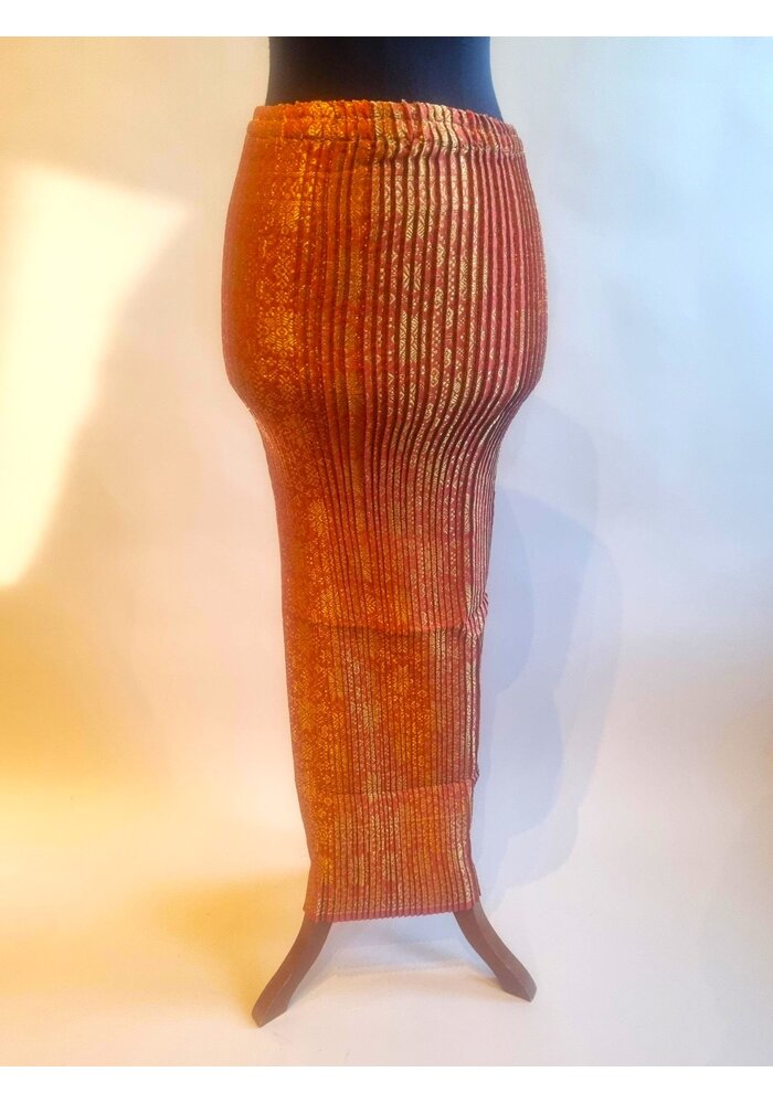 Kebaya modern beige met bijpassende rok plissé