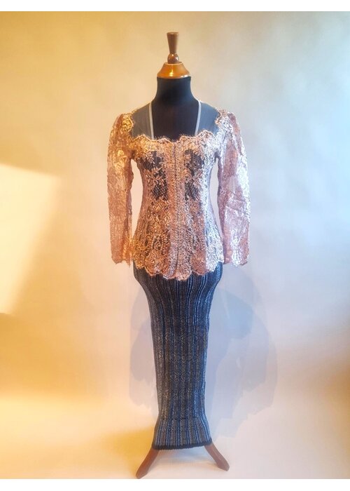 Kebaya modern kleur nude met bijpassende rok plissé