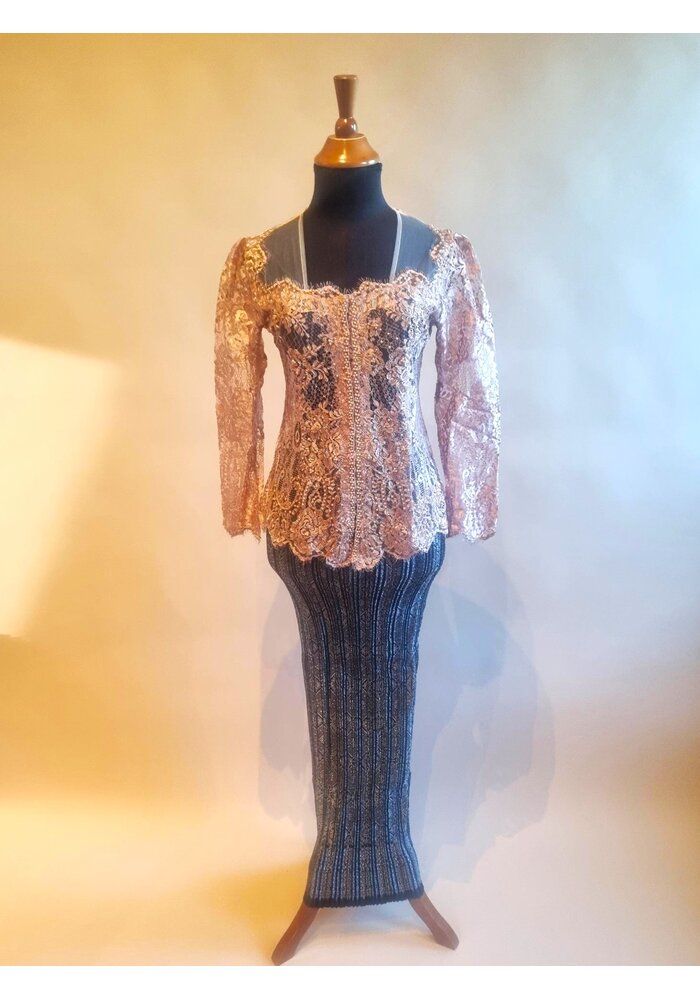 Kebaya modern kleur nude met bijpassende rok plissé