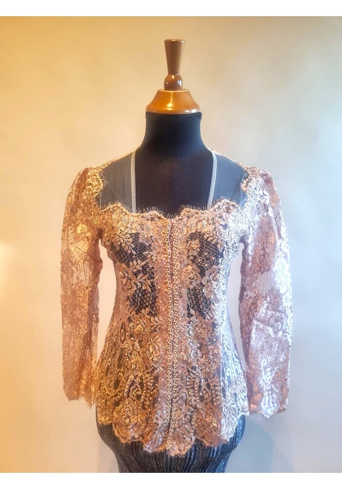 Kebaya modern kleur nude met bijpassende rok plissé