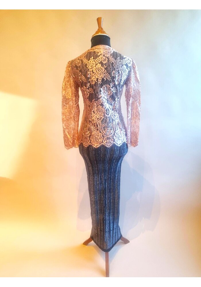 Kebaya modern kleur nude met bijpassende rok plissé