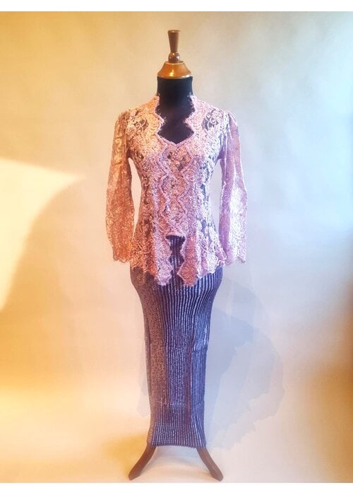 Kebaya modern cyclaam met bijpassende rok plissé