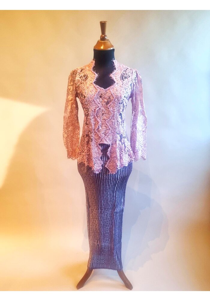 Kebaya modern cyclaam met bijpassende rok plissé