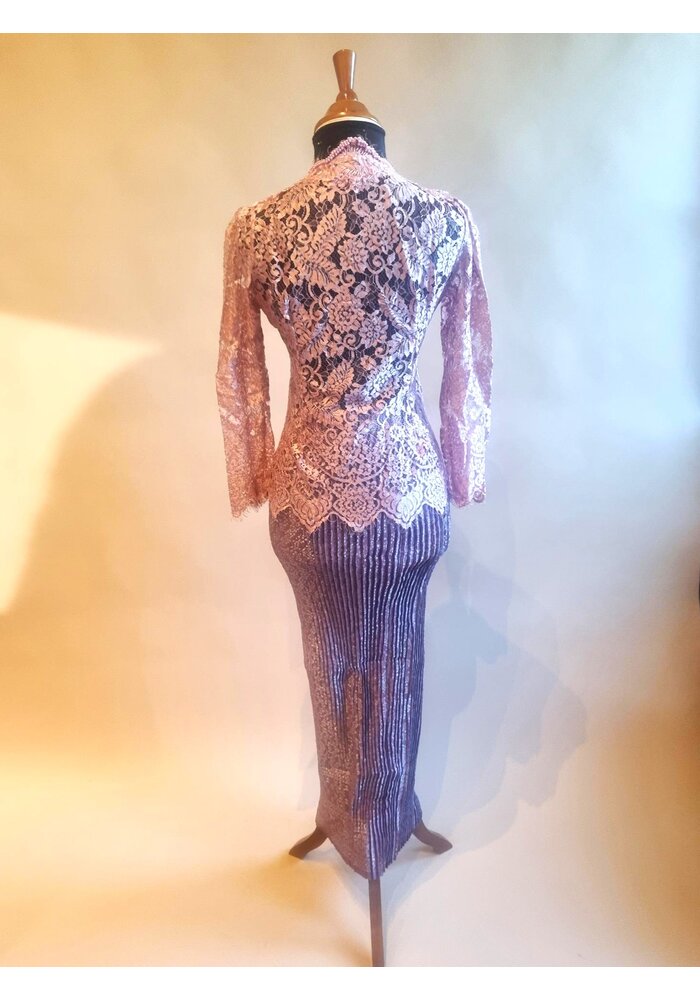 Kebaya modern cyclaam met bijpassende rok plissé