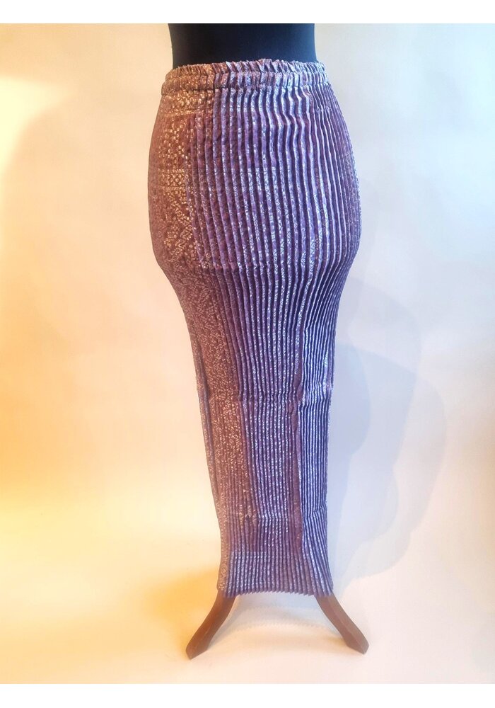 Kebaya modern cyclaam met bijpassende rok plissé