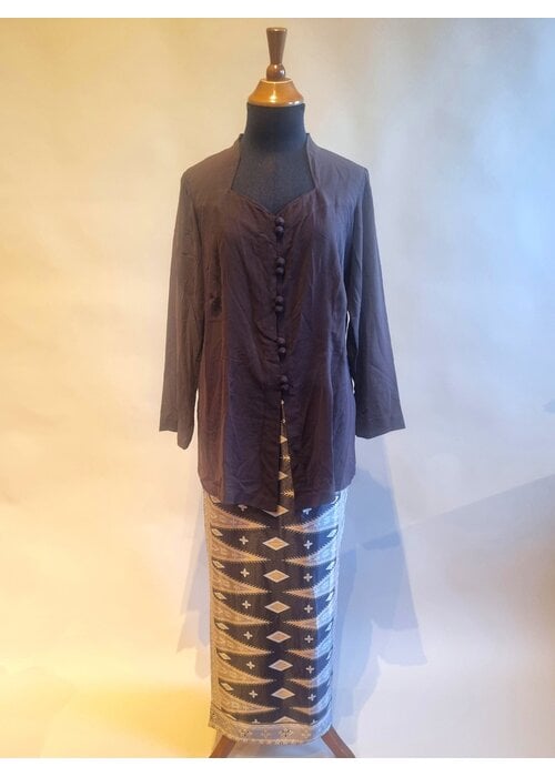 Kebaya klassiek choco bruin met bijpassende sarong