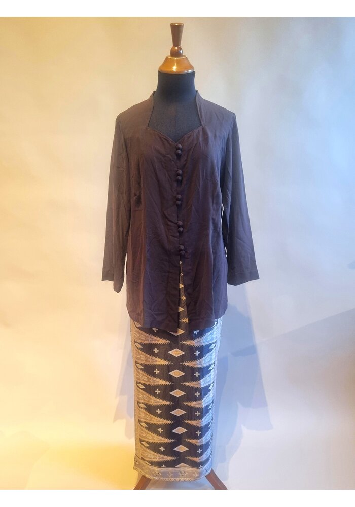 Kebaya klassiek choco bruin met bijpassende sarong