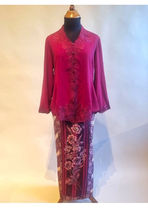 Kebaya klassiek framboos met bijpassende sarong