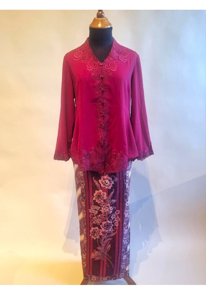 Kebaya klassiek framboos met bijpassende sarong