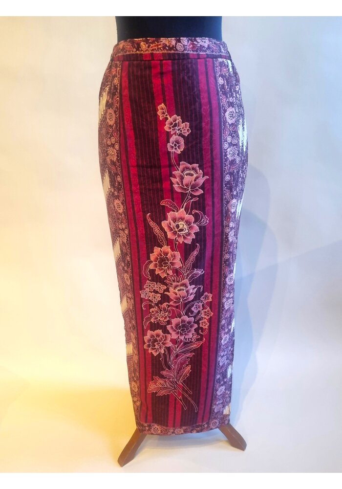 Kebaya klassiek framboos met bijpassende sarong