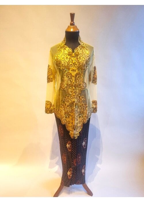 Kebaya glamour goud met bijpassende rok plissé